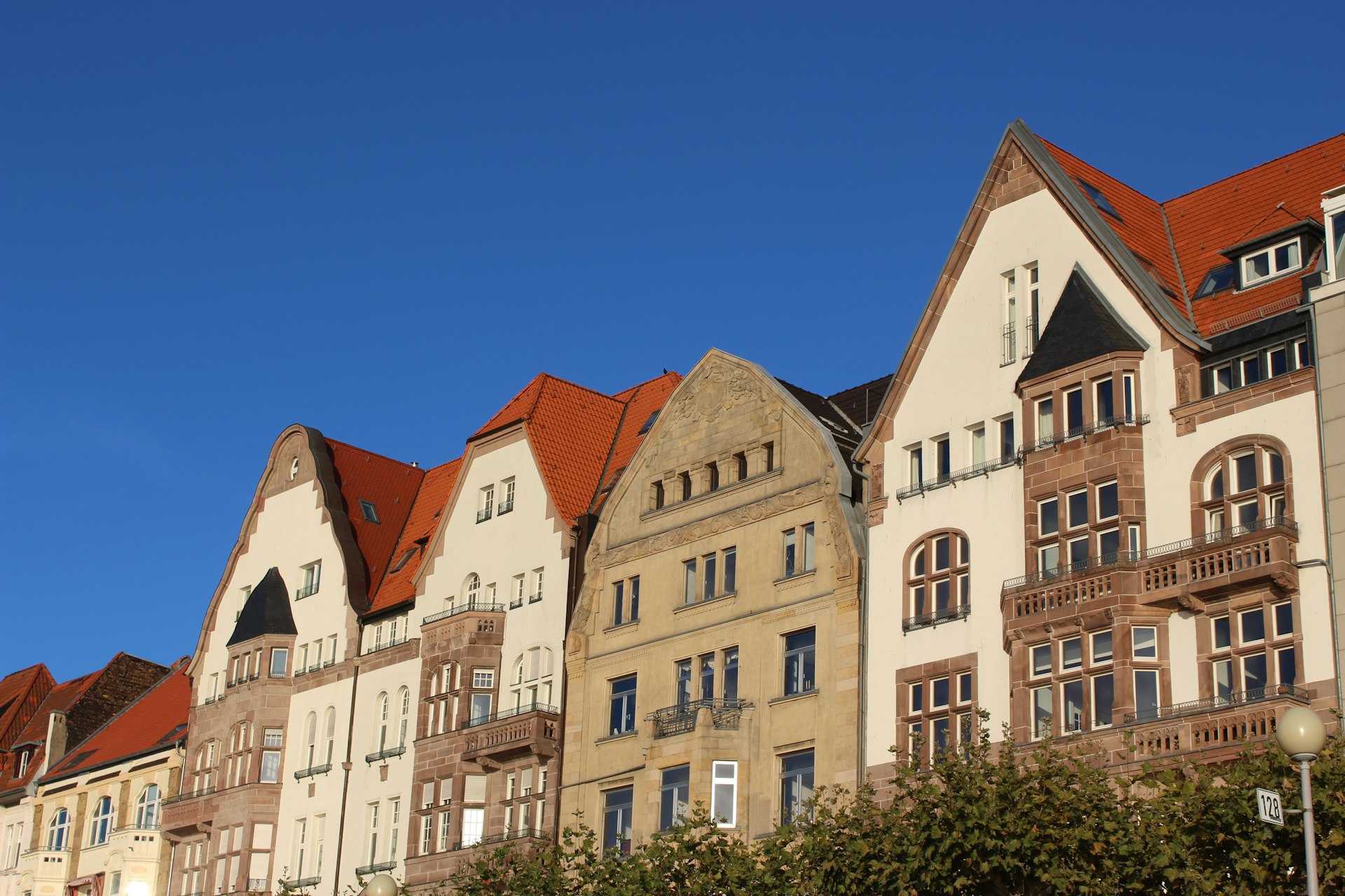 Wohngebäude in Frankfurt, das beim Hausmeister-Rundgang kontrolliert wird